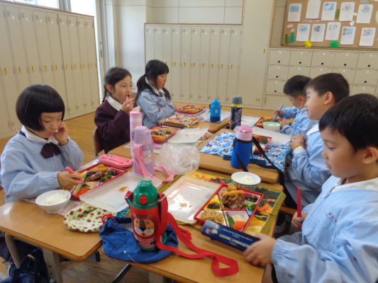 ２０１８年１１月から給食を開始しました（ケータリング給食）