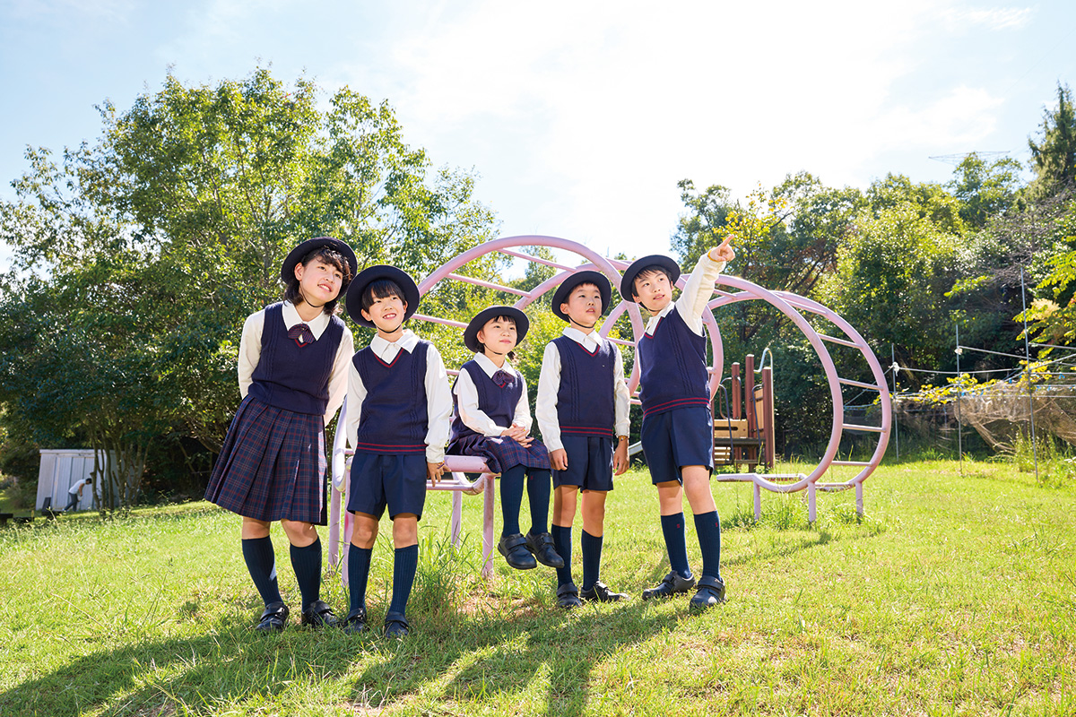高学年と低学年が交流する様子