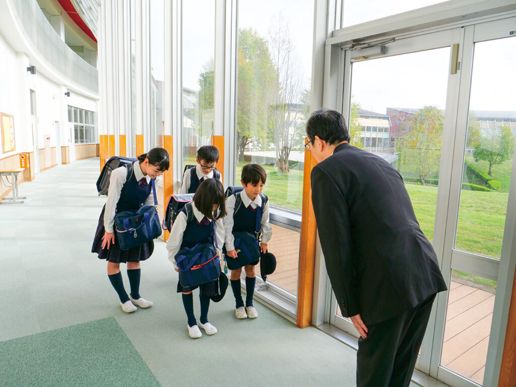 教員と生徒が挨拶を交わす様子