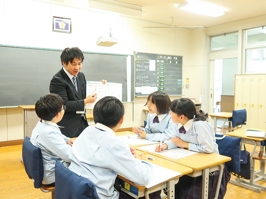 少人数にて指導を行う授業の様子