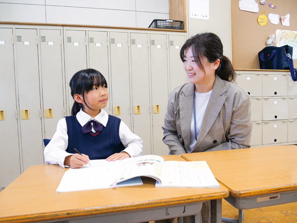 個別指導を行う先生と児童