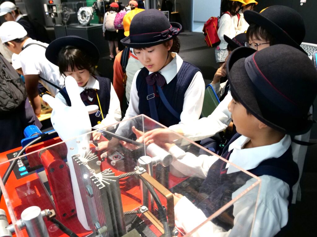 10月の秋の遠足にて博物館を見学する児童
