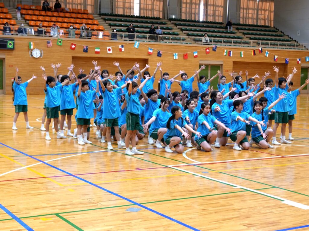 11月の運動会にて踊りを披露する児童