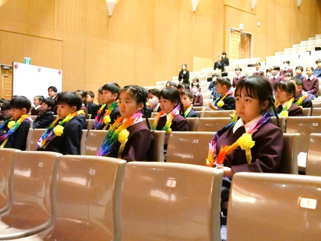 4月の入学式に参加する児童