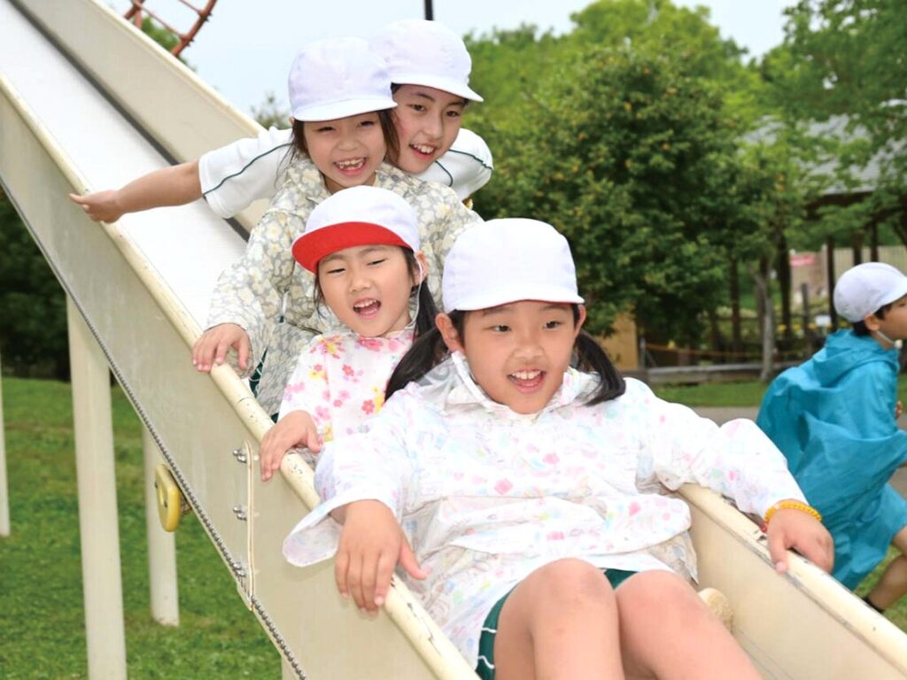 5月の春の遠足にて遊具を楽しむ児童