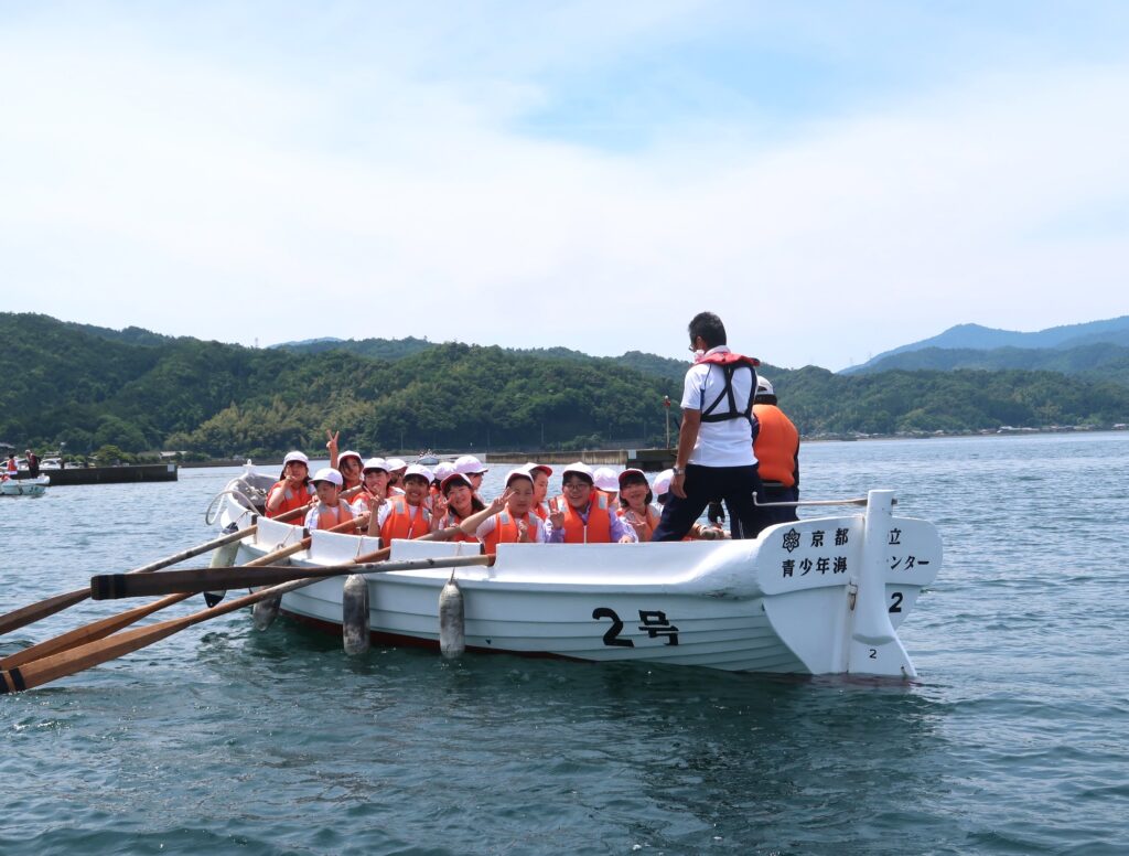 6月の宮津市における臨海学校へ参加する児童