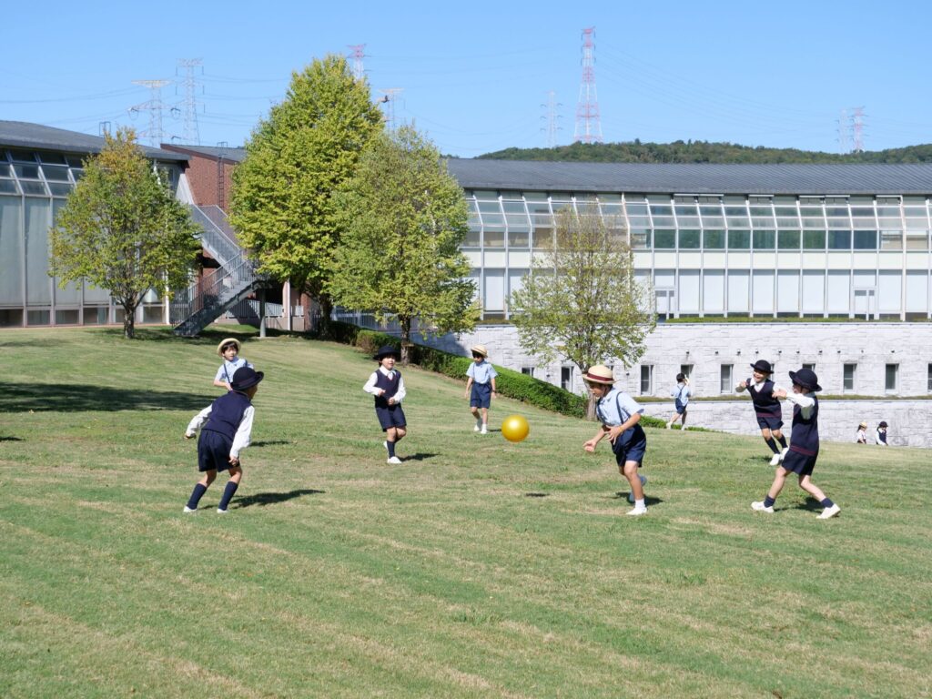 昼休みに憩いの広場で遊ぶ児童