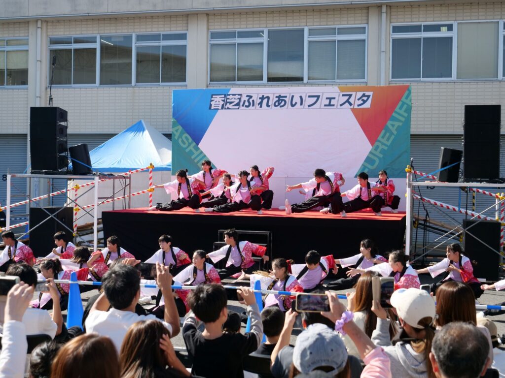 課外活動のよさこいソーラン活動にて演舞を披露する児童